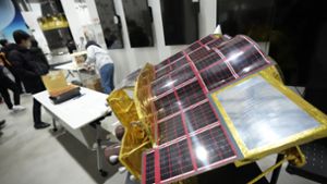 Japans Weltraumorganisation Jaxa hofft auf die Solarzellen der Sonde, deren Batterie kaum noch Energie hat. Foto: dpa/Eugene Hoshiko