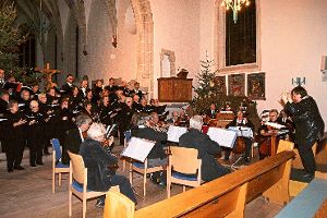 Erika Rieder dirigiert beim Weihnachtskonzert in der Stadtkirche  Chor und Orchester. Foto: Vögele Foto: Schwarzwälder-Bote