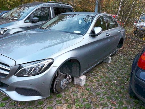 An diesem Mercedes wurden in der Nacht von Mittwoch auf Donnerstag alle vier Reifen gestohlen.   Foto: privat