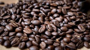 Marktführer Tchibo erhöht Mitte April die Kaffeepreise. Foto: Fabian Sommer/dpa