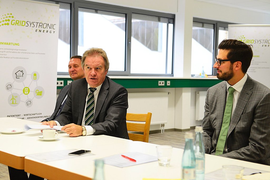 Angetan vom Projekt mikroVKK: Minister Untersteller (Mitte) mit Marcus und Dr. Harald Schäffler (rechts). Fotos: Mauritz