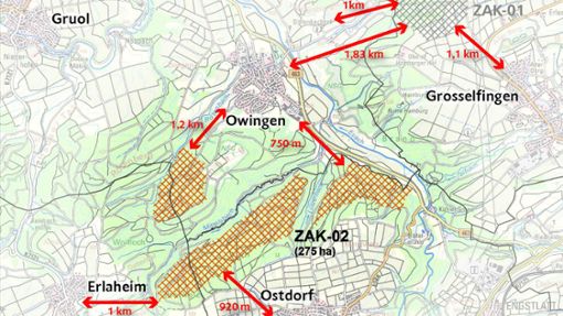 Auf dieser Planskizze des Regionalverbandes Neckar-Alb sind die Planflächen für mögliche Windratstandorte zwischen Owingen, Erlaheim und Ostdort orange schraffiert. Die Pfeile zeigen die Entfernungen zu den einzelnen Ortschaften. Foto: RVNA/Montage: Hürster