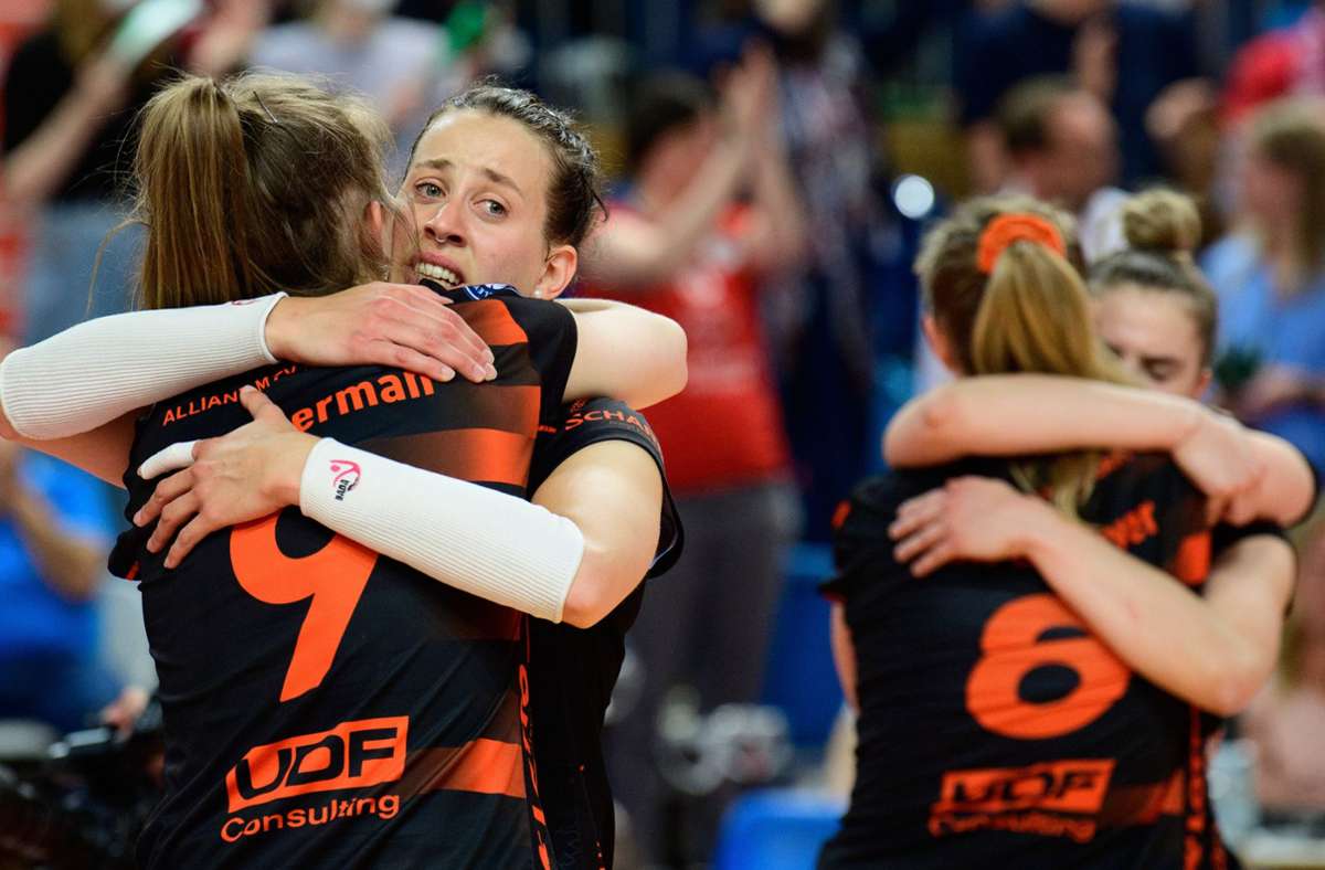 Erleichterung nach großer Anspannung: Stuttgarts Volleyballerinnen freuen sich über den Sieg in Potsdam. Foto: dpa/Soeren Stache