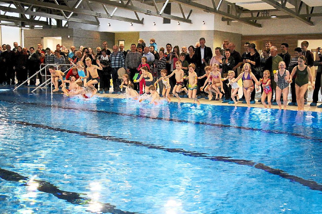 Die ersten Badegäste in der sanierten Einrichtung sind rund 20 Kinder der DLRG, die auf Kommando auch munter ins Becken springen.