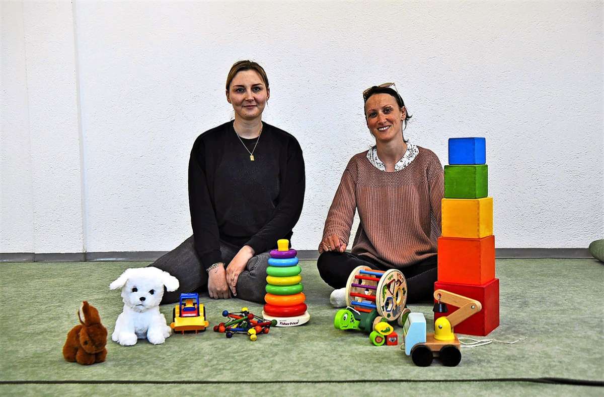 Die Initiatorinnen Anna Lomaga (links) und Klaudia Badt im Rathaus-Raum vor Spielzeug der Krabbelgruppenkinder. Foto: Rahmann