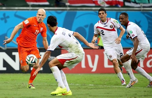 Die Niederlande (hier Arjen Robben) sind nach ihrem 4:3-Erfolg im Elfmeterschießen gegen Costa Rica ins WM-Halbfinale eingezogen. Weitere Bilder von den Spielen am Samstagabend zeigen wir in der folgenden Bilderstrecke. Foto: dpa