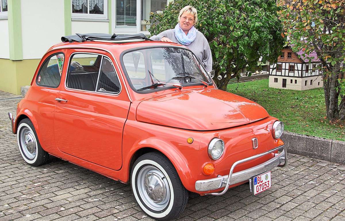 Die neue Vorsitzende bei den Oldtimer-Freunden Meßkirch, Claudia Dreher, ist derzeit gerne mit ihrem Fiat 500 mit Faltdach aus den 1970iger-Jahren unterwegs. Foto: Gauggel