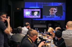 Edward Snowden und Wladimir Putin haben bei einer Fernsehshow über die weltweite Massenausspähung der USA gefachsimpelt. Foto: dpa