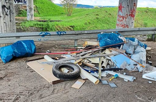 Immer wieder ein großes Ärgernis: Müllablagerungen an Wald- und Feldwegen bei Marbach, wie hier an der Unterführung der B 33 Richtung Zollhaus.  Foto: Kaletta