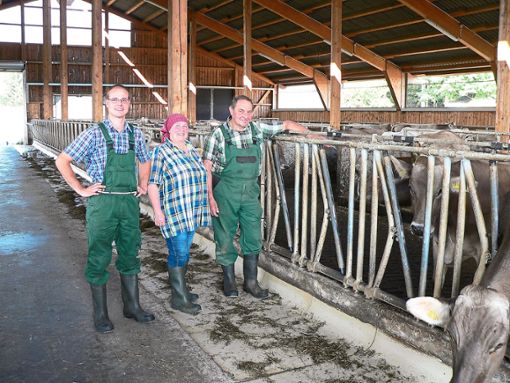 Michael (von links), Susanne und Ernst Rentschler haben Angst um ihren Milchviehbetrieb. Jüngst haben sie einen Stall gebaut. Foto: Krokauer