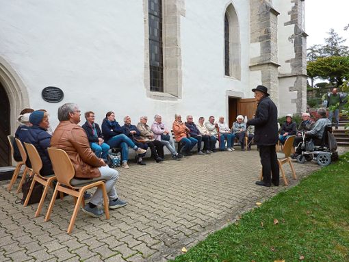 Der Dekan im Ruhestand Dieter Eisenhardt schildert die Geschichte der Glocken der Isinger Martinskirche. Foto: Benzing Foto: Schwarzwälder Bote