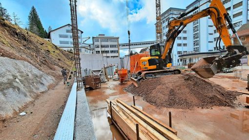 Die Bauarbeiten am neuen Gemeindezentrum sind in vollem Gange. Nun befasste sich der Gemeinderat mit Mehrkosten. Foto: Markus Reutter