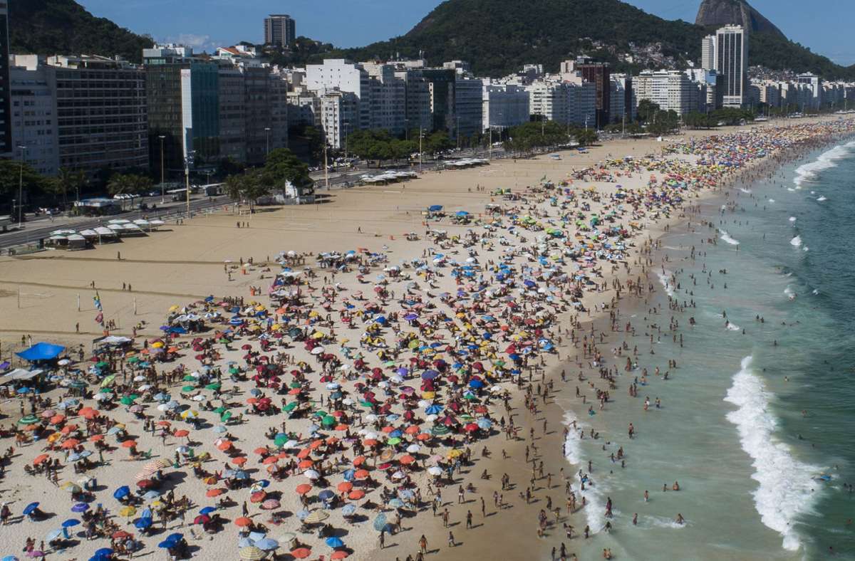 Der Copacabana Beach ist ein beliebtes Ausflugsziel für Touristen. Foto: dpa/Fernando Souza