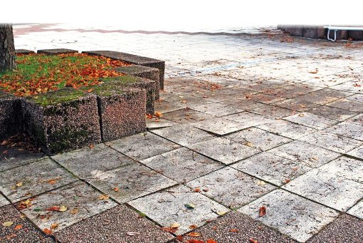 Der Steinbodenbelag auf der Kurhausterrasse in Schömberg ist verwittert, wackelig und teilweise sind die Platten aufgebrochen, bemängelte die CDU-Fraktion in ihrem Antrag an Bürgermeisterin Bettina Mettler. Foto: Fisel