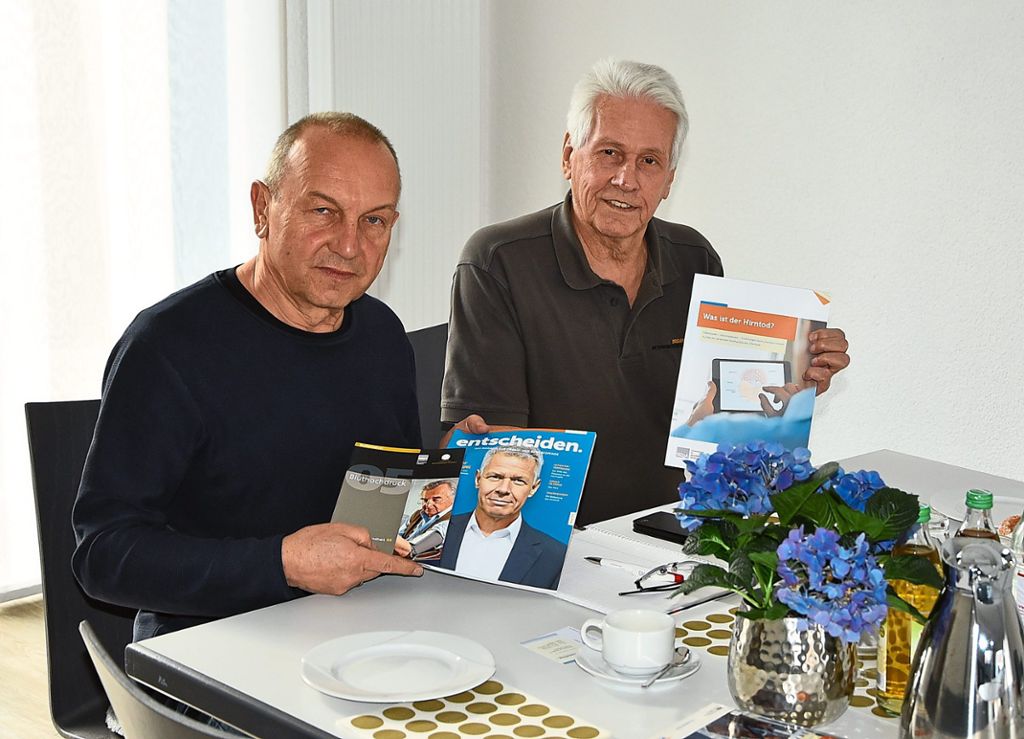 Eduard Widmann und  Heinz Suhling (von links)  zeigen Infomaterialien zur Organspende.Foto: Wagner Foto: Schwarzwälder Bote