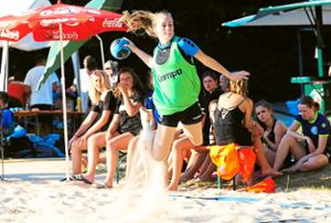 Die Spieler der SG Freudenstadt/Baiersbronn beweisen, dass sie auch auf Sand torgefährlich sind  – so wie hier Ina Klisch. Foto: Schwarzwälder Bote