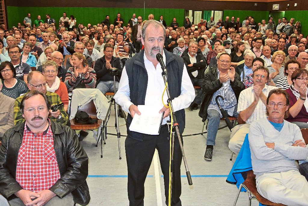 Dietmar Meintel, Sprecher der Bürgerinitiative, hatte 1700 Unterschriften gegen die Steinbruch-Auffüllung zur Info-Veranstaltung mitgebracht.