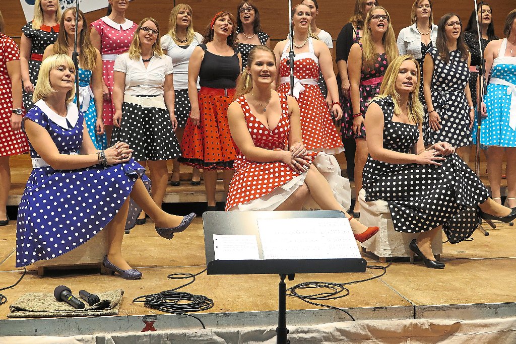 In Petticoats traten die Sängerinnen des Gesangsensembles No Limits auf. Fotos: Adrian Foto: Schwarzwälder-Bote