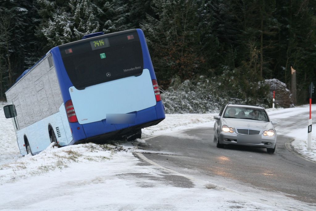 Vergleichsweise glimpflich davongekommen ist der Kreis Freudenstadt beim Wintereinbruch am Mittwoch. Bei Peterzell landete einLinienbus im Graben.