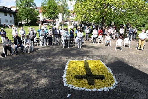 An die 100 Katholiken versammelten sich im Kurgarten in Lützenhardt zur Feier des Fronleichnamstages.Fotos: Maier Foto: Maier