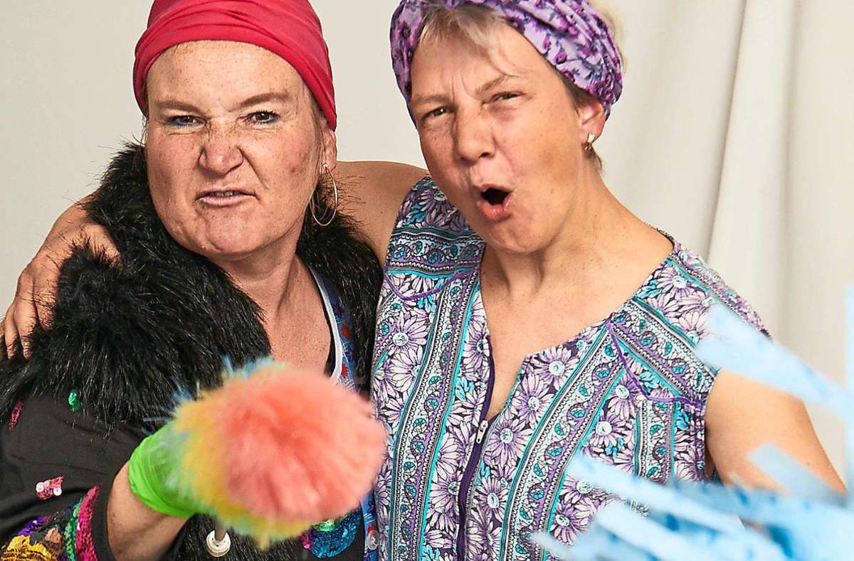Die beiden Putzfrauen aus dem letztjährigen Gretchen sind schon mal bereit fürs Online-Abstauben. Foto: Bernd Eidenmüller