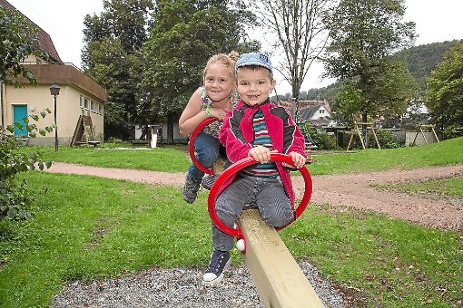 Da freuen sich die Kinder: Der um drei Spielgeräte erweiterte Spielplatz beim Bad Imnauer Rathaus wird am kommenden Sonntag eingeweiht. Foto: Haid Foto: Schwarzwälder-Bote