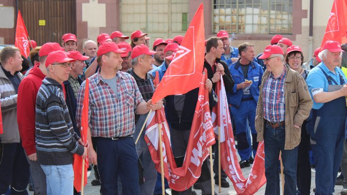 Streik: IG Metall fordert mehr Lohn