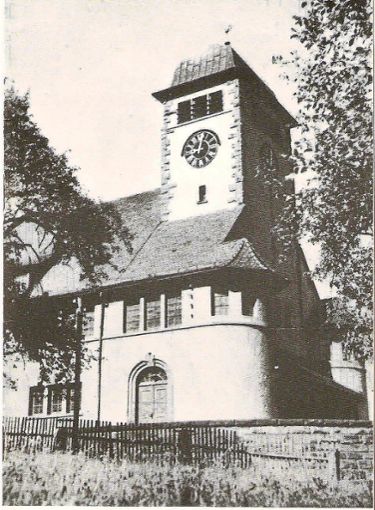 Die direkt neben dem Bombentrichter stehende Martinskirche Conweiler –  unbeschädigte Aufnahme von 1952.  Foto: Gemeinde-/Kirchenarchiv Foto: Schwarzwälder Bote