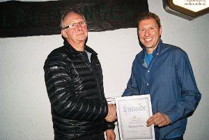 Manfred Nerz ist vom Vorsitzenden Knut Mayer mit einer Anstecknadel, Urkunde und einem Gutschein geehrt worden. Foto: Schwarzwälder-Bote