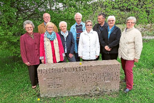 Die TG-Altersmannschaft besichtigt den  entmoosten Gedenkstein auf dem  Waldeck.  Foto: Bombardi Foto: Schwarzwälder-Bote