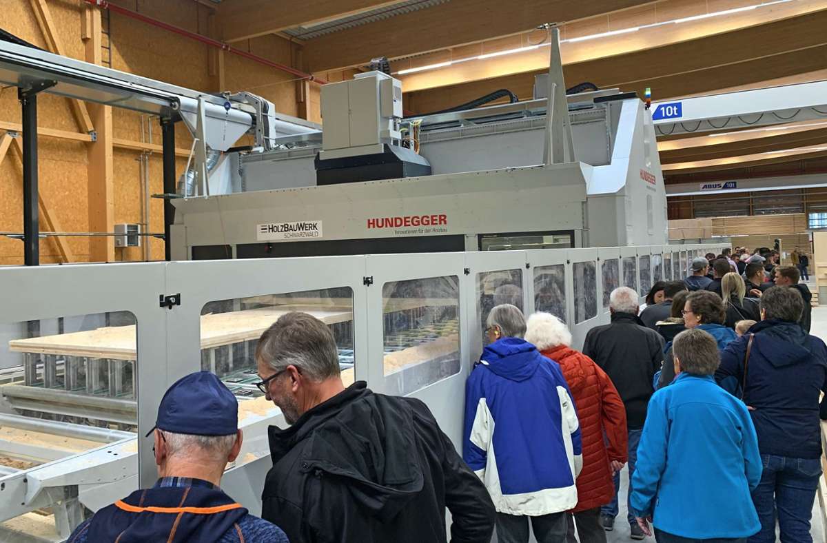 Die Besucher konnten  dem Produktionsfluss – vom Brett zur fertigen CLT-Platte – in der 13 000 Quadratmeter  großen Halle folgen. Foto: HolzBauWerk Schwarzwald GmbH