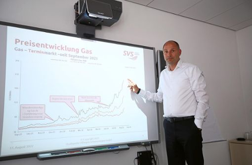 SVS-Chef Gregor Gülpen zeigt: Die Gaspreise steigen in ungeahnte Höhen. Foto: Eich