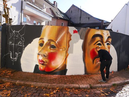 Narro und Surhebel als Graffiti und einer der beiden Künstler, Jonas Fehlinger.  Foto: Stern