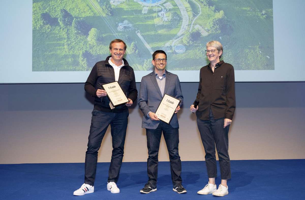 Landschaftsarchitekt Jörg Sigmund und Meßstettens Stadtbaumeister Claus Fecker nehmen die Auszeichnung aus den Händen von Ulrike Haase-Mülleneisen entgegen