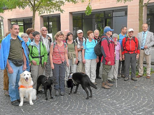Schon bei der Begrüßung durch Bürgermeister Fischer (rechts) freuen sich die sehbehinderten Gäste auf eine Wanderung durch das Lengenbachtal. Foto: Eitel Foto: Schwarzwälder-Bote