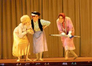 Drei alte Tanten freuen sich über ihren Streich. Foto: Tröger Foto: Schwarzwälder Bote