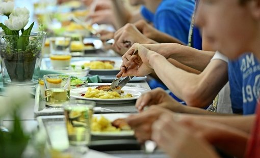 Schüler des Immanuel-Kant-Gymnasiums in Leinfelden-Echterdingen essen zu Mittag. Foto: dpa