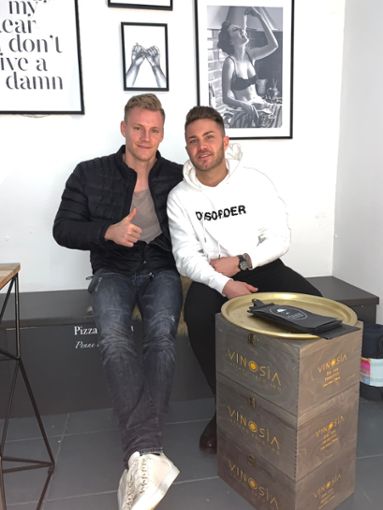 Bernd Leno (links), Torwart beim FC Arsenal in London, besuchte seinen Fußballfreund Florian Parker in Balingen. Foto: privat