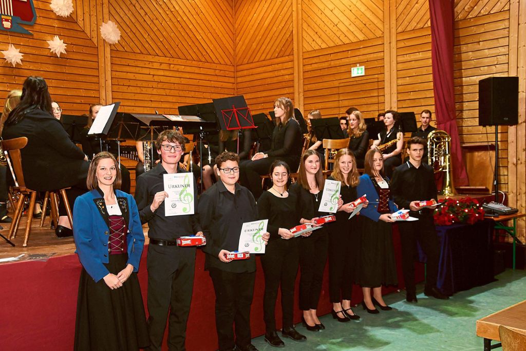 Der Musikverein nutzte das Adventskonzert, einigen Jungmusiker zu den bestandenen D-Kursen zu gratulieren. Foto: Verein