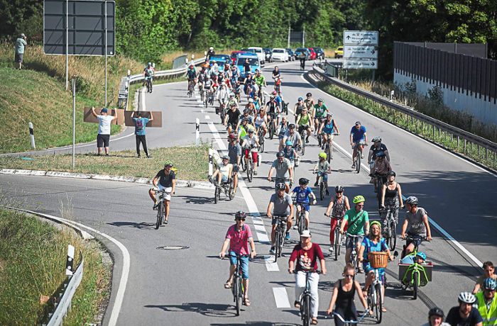 Fahrraddemo Villingen: 80 Radler auf der B  33 – es gibt auch Gegenprotest