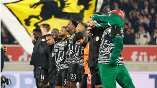 Stuttgarter Hochgefühle: Die VfB-Spieler lassen sich nach Schlusspfiff feiern. In unserer Bildergalerie blicken wir auf die Partie gegen Werder Bremen zurück. Foto: Baumann