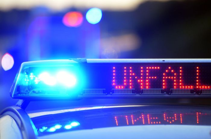 B 27 bei Hechingen gesperrt: Zwei junge Autofahrerinnen bei Unfall verletzt