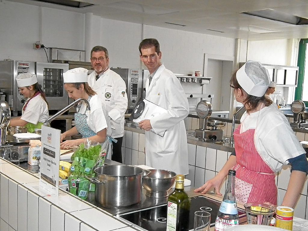 Bei der Zubereitung der Menüs schauten die Juroren den Schülern über die Schulter Foto: Stocker Foto: Schwarzwälder-Bote