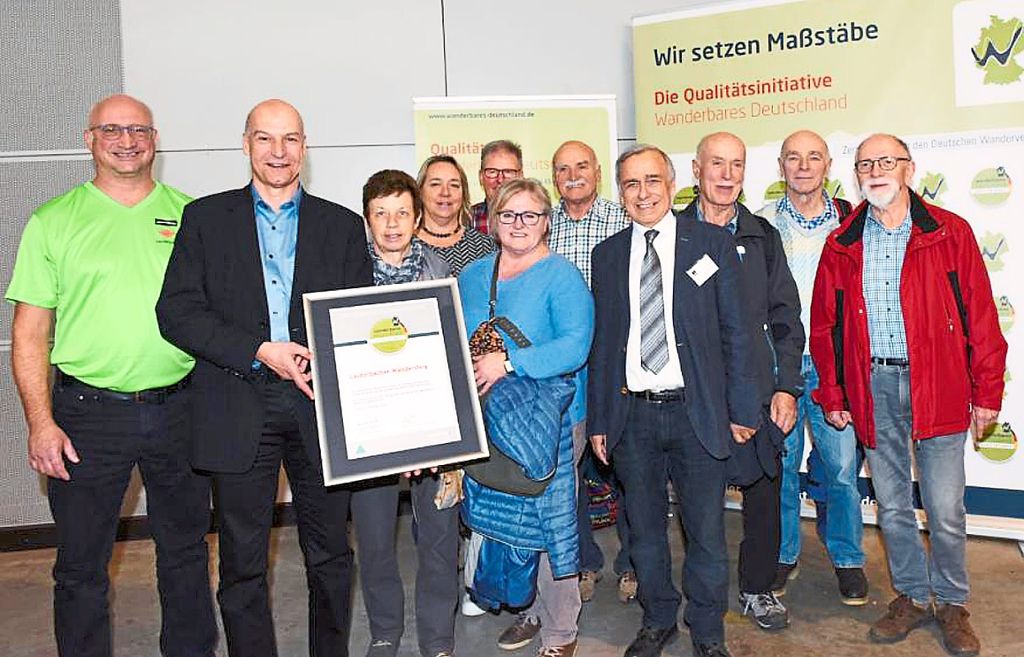Die Lauterbacher Delegation freut sich über die Zertifizierung des Wandersteigs.  Foto: Deutscher Wanderverband