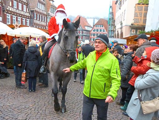 Jürgen Rust ist mit dem Verlauf des Weihnachtsmarktes sehr zufrieden. Foto: Verstl