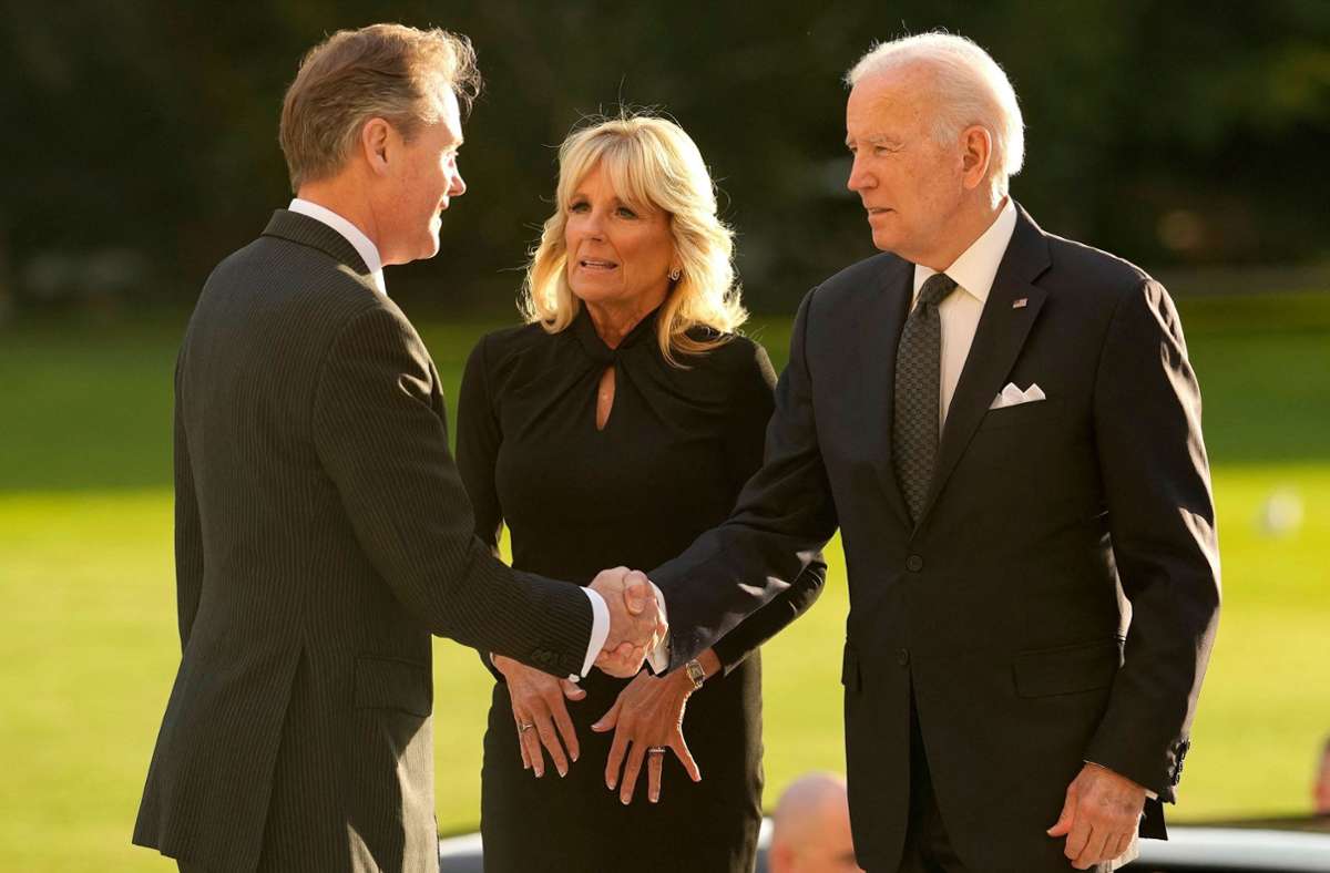 US Präsident Joe Biden kommt mit seiner Ehefrau  Jill Biden am Buckingham Palast in London an.