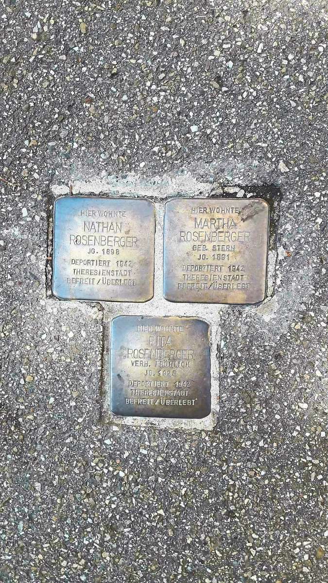 Vor dem  Haus in Freiburg, in dem Familie Rosenberger nach dem Krieg lebte, wurden Stolpersteine verlegt.  Foto: Klein