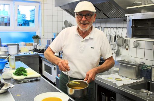 Die schmeckt! Küchenchef Roy Kieferle gießt die fertige Kürbiscremesuppe in eine Terrine. Foto: Gegenheimer