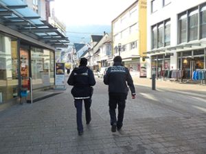 Die Polizei fahndet in der Stadt nach den flüchtigen Ladendieben. Foto: Brüstle Foto: Schwarzwälder Bote