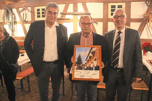 Ein Geschenk hält Jürgen Markstahler (Mitte) in Händen. Mit ihm freuen sich Karlheinz Wiel (links) und  Oberbürgermeister Rupert Kubon.  Foto: Schimkat Foto: Schwarzwälder-Bote